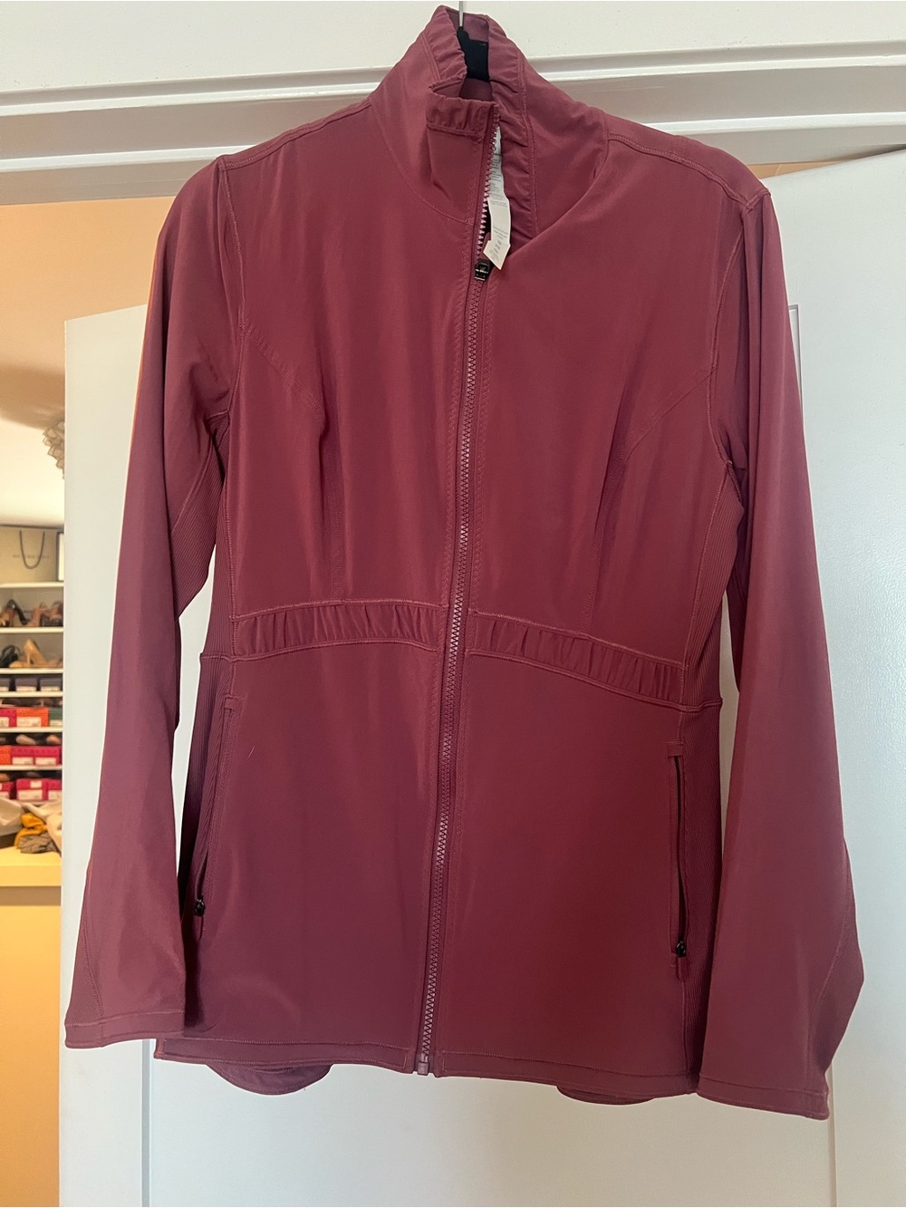 Lululemon Women’s Lightweight Zip Jacket - Dusty Rose
Size 10
Worn once